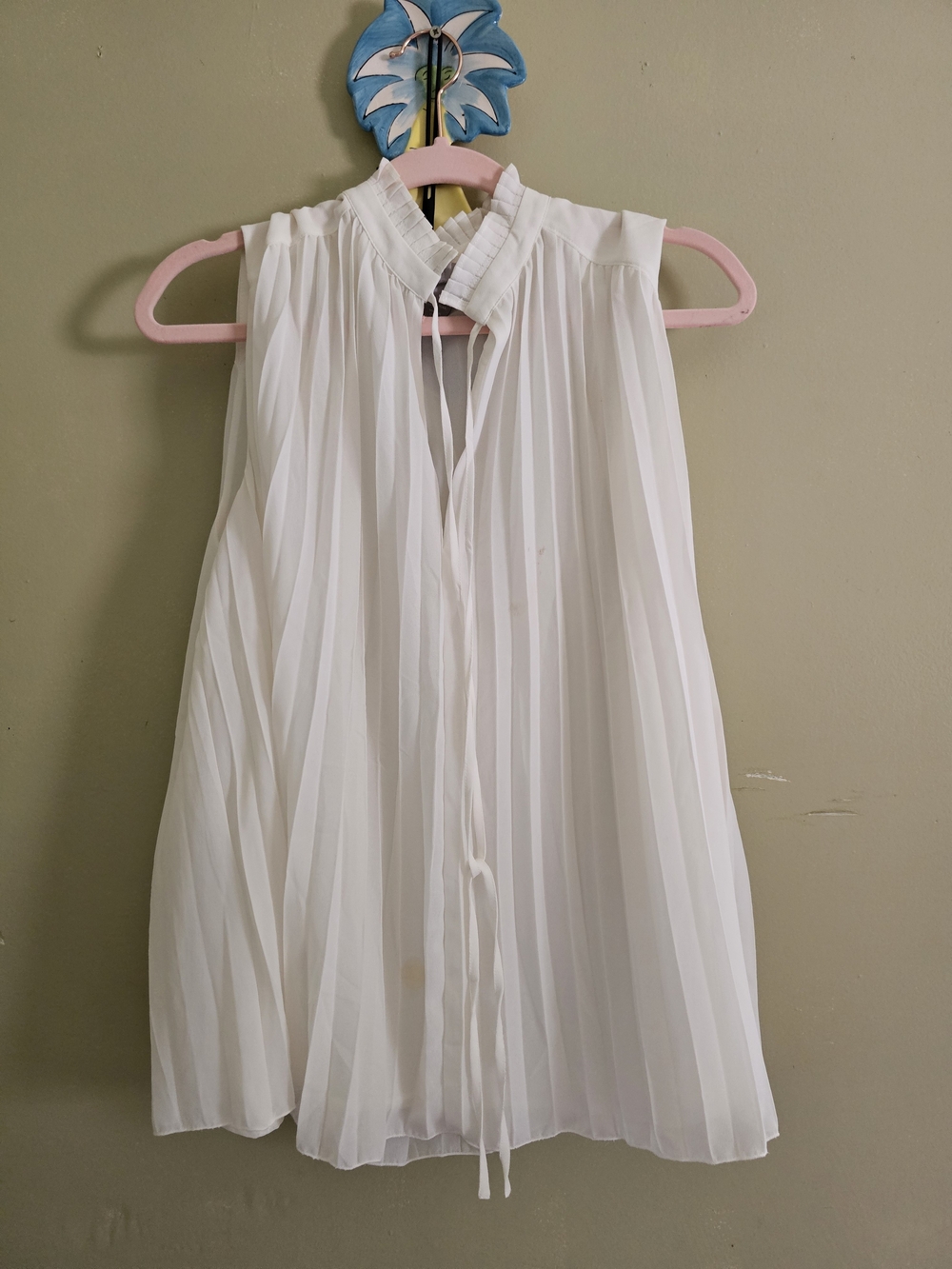 Pleated Sleeveless White Blouse with Tie Neck